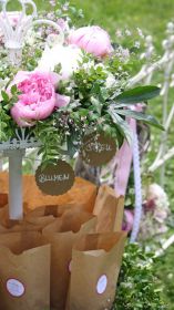 Freie Trauung Eingangsbereich: Streublumen für Gäste in Naturtüten auf Vintage Etagere, Button-Girlande mit Hinweis "Streublumen" DIY, Blumenkranz mit rosé Pfingstrosen