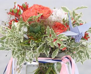 Maritime Hochzeitsdeko: mit Korallenblume und blau-weissen Papierkranichen