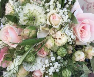 Freie Trauung: Brautstrauß, Rosen, Nigella, Schleierkraut auf rosa Leinenläufer