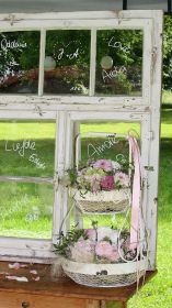 Freie Trauung: Altarbereich, Vintage Fenster mit Love-Beschriftung, davor Vintage-Etagere dekoriert mit Pastell Blüten und passenden Bändern. Hochzeitsdeko Vintage zu mieten.