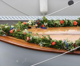 Hochzeitsboot: Transfer Kirche - Hochzeitslocation, festlich mit Blumengirlanden dekoriert