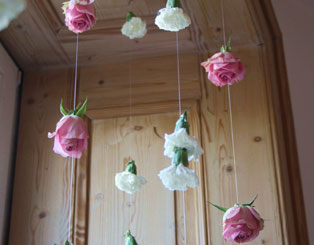 Dekoration Event/Hochzeit: Rosen in rosé und Nelken in weiß, hängend von der Decke, DIY