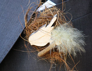 Anstecker für Bräutigam: mit Vogelmotiv, Nest, Feder